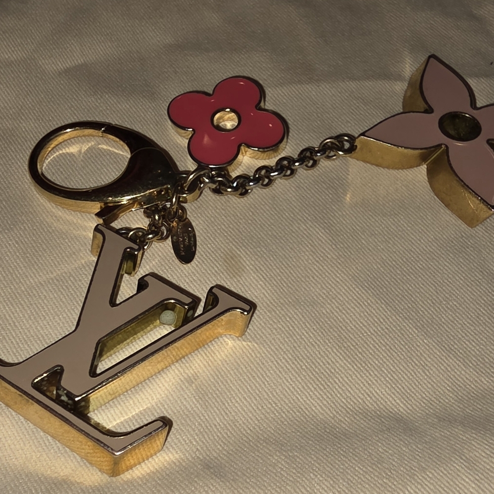 Authentic Louis Vuitton Floral Pink and Gold Key Holder a solid pink color - Picture 4 of 16
